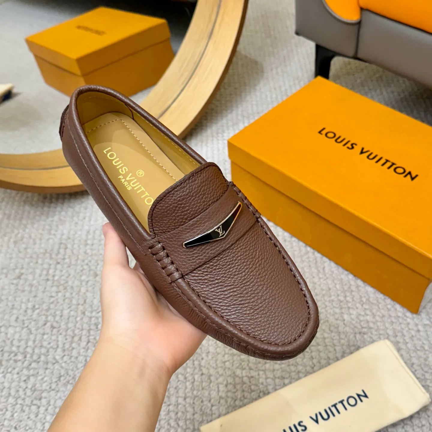 Men's men's shoes 💰420 (Yangli) LV 2⃣️0⃣️2⃣️5️⃣Spring and summer counter GLORIA series models ✈️Original factory special leather production, original last type. A classic driving slip-on casual shoe that shows an elegant style with exquisite craftsmanship details such as Monogram embossing all over the upper🌀Italian imported calfskin fabric Sheepskin foot pads➕Inside～Private mold replica sole Unique style Comfortable driving slip-on Size: 4-12 (38-46) Comes with [Counter packaging: original box, wrapping paper, card, instruction manual, shoehorn, cloth bag] No pressure to enter and leave the counter!